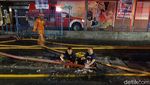 Pantang Pulang! Damkar Masih Berjuang Padamkan Api di Mal Lokasari