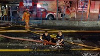 Foto: Yoki Alvetro/detikcom Petugas damkar bergantian memadamkan api di lokasi.