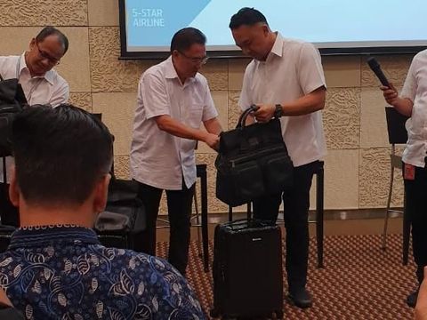 Pembagian koper tumi pada awak kabin