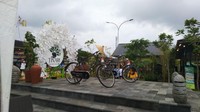 Cafe yang instagramable pun ada, yaitu Tinari Cafe and Garden 360, di cafe ini ada juga spot selfie dengan aksesoris 2 sepeda kuno. Foto: Angling Adhitya Purbaya