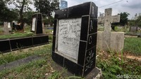 Penjaga sekitar makam pun berharap pemerintah setempat dapat menyediakan petugas keamanan untuk membantu melakukan patroli di lokasi pemakaman agar orang-orang tak bertanggung jawab yang melakukan aksi vandalisme di makam tersebut dapat diantisipasi dan diminimalisir.