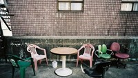 Kamar-kamar di Goshiwon biasanya memiliki tempat tidur, meja, dan lemari untuk barang-barang, tetapi bagian lainnya harus berbagi dengan penghuni lain. Foto: Dok. Boredpanda/simkyudong