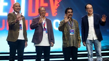 Acting CEO Telkomsel Heri Supriadi, Dirjen Informasi dan Komunikasi Publik Kominfo, Widodo Muktiyo dan jajaran, menaiki panggung untuk membuka Telkomsel The NextDev Summit 2019.