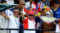 Sesekali Basuki nampak mengibarkan bendera Merah Putih berukuran mini untuk memberi dukungan kepada petenis Indonesia Beatrice Gumulya/Jessy Rompies yang tengah berlaga memperebutkan medali emas.