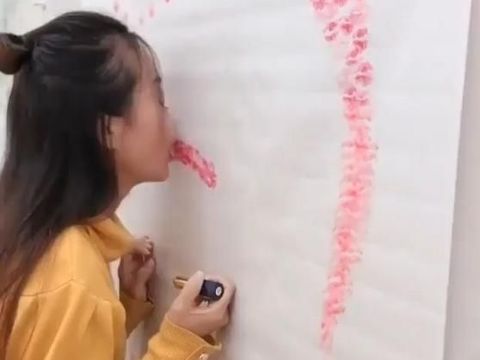 Kreatif, Wanita Ini Melukis dengan Bibir yang Sudah Dipulas Lipstik Merah