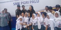 Ikut Resmikan Sekolah di Palu, Putri Tanjung Jadi Incaran Selfie
