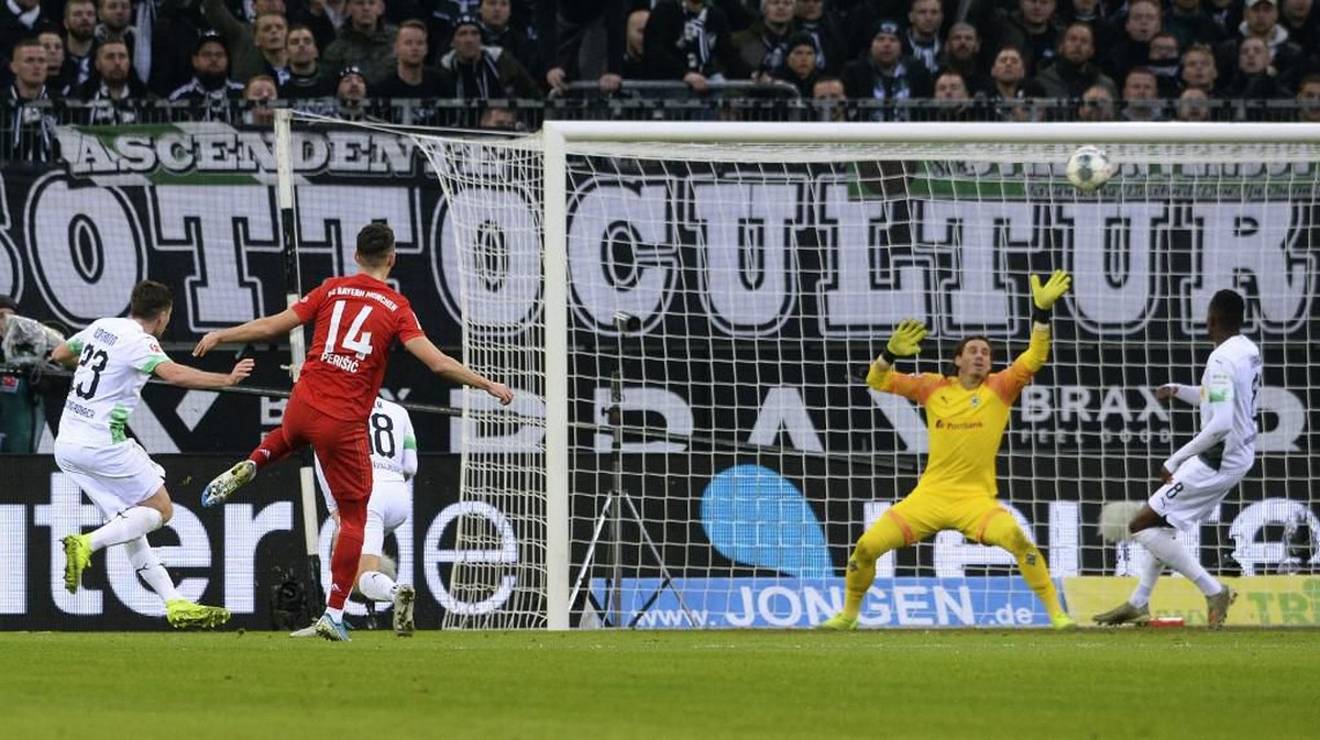 Bayern Munich tumbang di kandang Borussia Moenchengladbach. (Foto: Uwe Kraft / AFP)