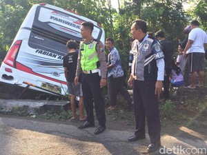 Detik-detik Bus Pariwisata Terjun ke Sungai di Blitar dan Tewaskan 5 Orang