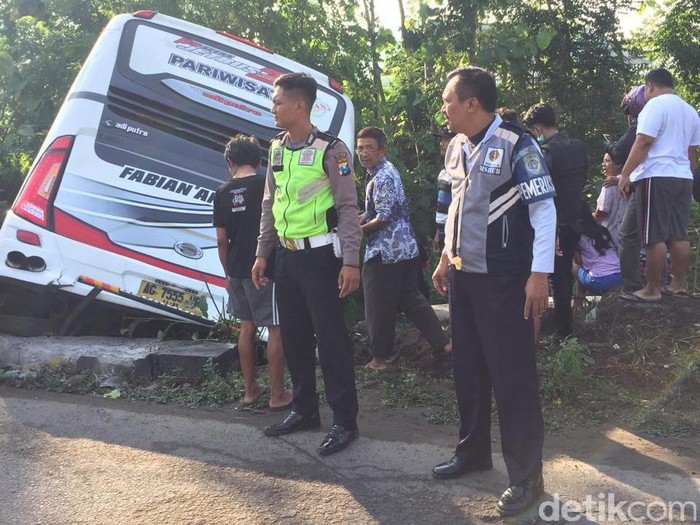 Detik Detik Bus Pariwisata Terjun Ke Sungai Di Blitar Dan Detik Detik Bus Pariwisata Terjun Ke Sungai Di Blitar Dan