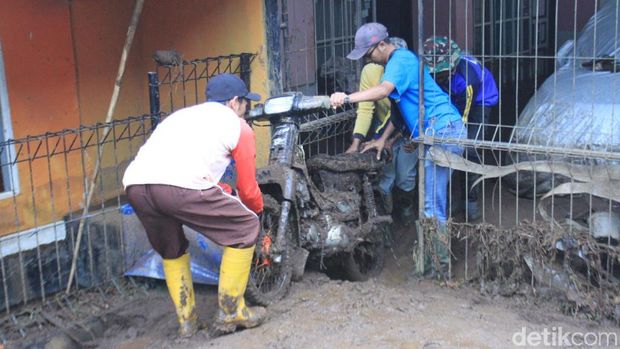Lumpur Banjir Bandang Rendam 21 Rumah Warga Kertasari Bandung