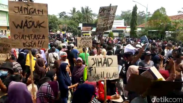 Tolak Proyek Waduk, Warga Kepung Bupati Brebes dan Gembosi Mobil Dinas