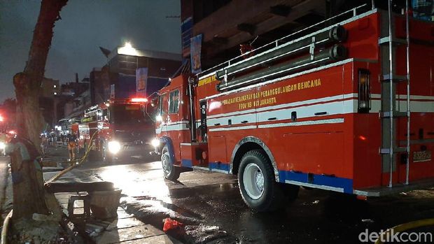 9 Jam Lebih Kebakaran di Mal Lokasari Belum Padam, Ini Kendalanya
