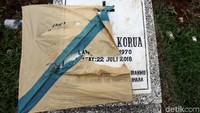 Agar lebih hemat, anak-anak tersebut membuat layangannya sendiri dengan bahan-bahan yang mereka temukan di sekitar lingkungan rumahnya.