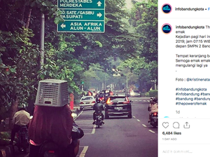 Emak-emak Berhelm Keranjang Berkeliaran di Bandung