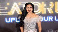 Setuju ya kalau Feni Rose menawan malam itu. Foto: Noel/detikHOT