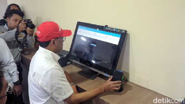 Menhub Budi Karya Sumadi di Terminal Pulo Gebang, Sabtu (7/12/2019)