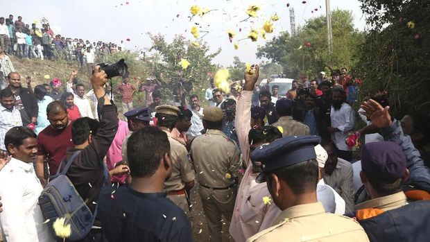 Polisi India dihujani taburan bunga oleh publik yang memuji mereka karena menembak mati 4 tersangka pemerkosaan