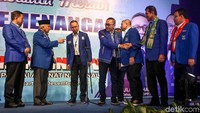Ketua Umum PAN Zulkifli Hasan nampak berjabat tangan dengan Waketum PAN Asman Abnur.