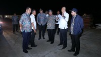 Sebelumnya pada Rabu malam (4/12), Basuki juga sudah meninjau jalan tol itu dari Balikpapan hingga Samarinda. Seksi 2,3 dan 4 Jalan Tol Balikpapan– Samarinda itu, menurut Menteri PUPR, menjadi porsi Badan Usaha Jalan Tol (BUJT). Sementara untuk seksi 1 dan 5 yang menjadi porsi pemerintah masih dalam proses penyelesaian, karena terdapat masalah teknis adanya pergerakan tanah sehingga dibutuhkan teknik konstruksi yang khusus. Istimewa/Dok. Kementerian PUPR.