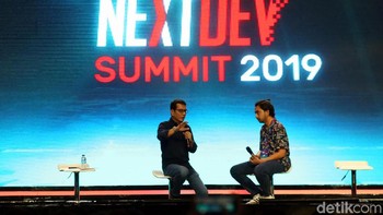 Ia nampak mengenakan kemeja lengan panjang berwarna gelap dan celana berbahan jeans saat berbicara di Telkomsel The Nextdev Summit 2019.