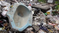 Tak hanya sampah plastik, sejumlah barang-barang rumah tangga juga nampak terlihat di kawasan tersebut.