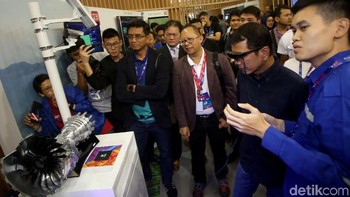 Menteri Pariwisata dan Ekonomi Kreatif itu juga sempat menjajal sejumlah produk teknologi terkini di booth-booth tersebut.