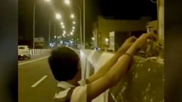 Tangkapan layar bocah memainkan sakelar di flyover Palur, Karanganyar.