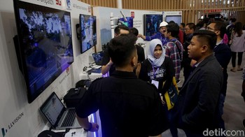 Tak perlu khawatir akan kebingungan dengan berbagai teknologi yang dipamerkan di booth-booth tersebut. Pasalnya sejumlah petugas akan siap siaga memberi penjelasan kepada para pengunjung.