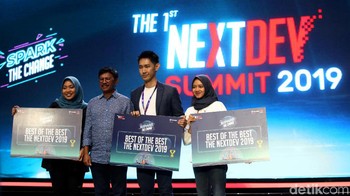 Menkominfo bersama para startup peraih predikat Best of the Best di ajang NextDev 2019 berfoto bersama.