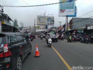 Sistem 2-1 di Puncak Diuji Coba, Lalin Simpang Citeko-Gunung Mas Macet