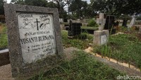 Sejumlah makam di kawasan TPU Menteng Pulo 2 menjadi korban aksi vandalisme orang tak bertanggung jawab, Jakarta, Sabtu (7/12/2019).
