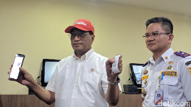 Menhub Budi Karya Sumadi di Terminal Pulo Gebang, Sabtu (7/12/2019)