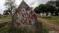 Minimnya pengawasan membuat orang-orang tak bertanggung jawab tersebut tak jera dan kapok untuk melakukan aksi vandalisme di area TPU Menteng Pulo 2.