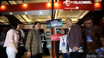 Usai membuka acara, Acting CEO Telkomsel, Dirjen Informasi dan Komunikasi Publik Kominfo dan jajaran berkeliling beragam booth yang hadir di dalam acara tersebut.