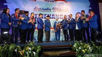 Zulkifli Hasan bersama Amien Rais dan sejumlah tokoh lainnya membuka acara rakernas PAN.