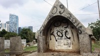 Aksi vandalisme itu nampak menyasar sejumlah makam yang berada di blok makam umat Kristiani dan beberapa kuburan China yang berada di kawasan TPU tersebut.