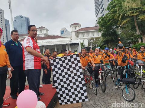 Anies membuka acara fun bike