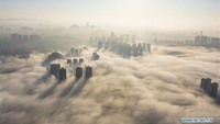 Ini adalah foto dari udara yang diambil pada 6 Desember 2019 lalu. Foto ini memperlihatkan kabut yang menyelimuti gedung-gedung di pusat kota Guiyang, provinsi Guizhou di China barat daya. Foto: Dok. Xinhua/Liu Xu