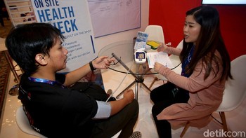 Seorang pengunjung mencoba untuk memeriksakan kesehatannya di salah satu booth yang berada di acara tersebut.