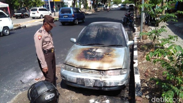 Jemput Anak Sekolah, Mobil Pria Ini Terbakar