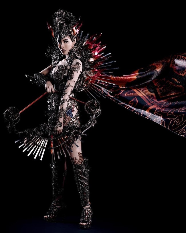 Dalam penjurian sebelum acara puncak Miss Universe 2019 dimulai, para kontestan juga menampilkan kostum nasional. Frederika menggunakan kostum yang terinspirasi dari warisan Srikandi. Warisan nilai-nilai luhur seorang wanita. Tentang perjuangan, cinta, dan harapan, keterangan foto di Instagram @officialputeriindonesia.  Foto: dok. HO/The Miss Universe Organization