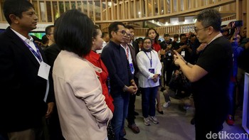 Wishnutama nampak sedang mendengarkan penjelasan terkait sebuah teknologi yang dipamerkan di salah satu booth Telkomsel The Nextdev Summit 2019.