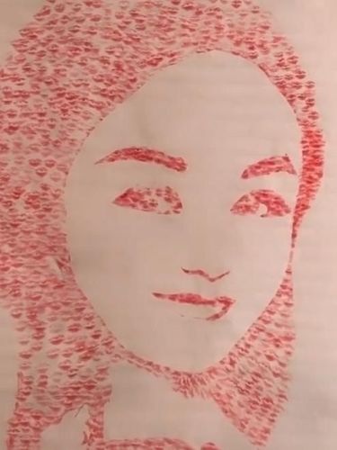 Kreatif, Wanita Ini Melukis dengan Bibir yang Sudah Dipulas Lipstik Merah