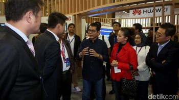 Selain menjadi pemateri, Wishnutama juga menyempatkan diri untuk berkeliling booth-booth yang ada di acara tersebut.