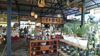 Fasilitas lainnya yaitu tempat makan dengan beragam pilihan, bahkan ada juga Pujasera Premium. Foto: Angling Adhitya Purbaya