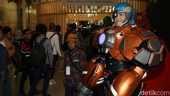Sejumlah pengunjung nampak sedang melihat berbagai produk teknologi yang dipamerkan di beragam booth yang tersedia di acara Telkomsel The NextDev Summit 2019.
