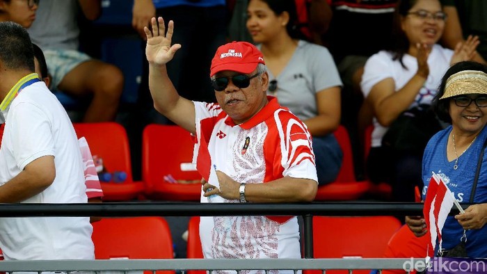 Menteri PUPR Basuki Hadimuljono menyaksikan pertandingan tenis ganda putri Indonesia vs Thailand di SEA Games 2019. Dukungan tak lupa diberikan untuk Bea/Jessy.