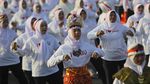 Aksi Ribuan Ibu-ibu Menari Sajojo di Jembatan Suramadu