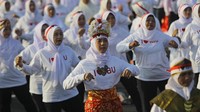 Aksi menari Sajojo yang diikuti oleh 2.300 peserta tersebut digelar untuk memperingati Hari Ibu.