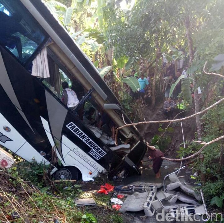 Bus Rombongan Pariwisata Terjun ke Sungai di Blitar Bus Rombongan Pariwisata Terjun ke Sungai di Blitar